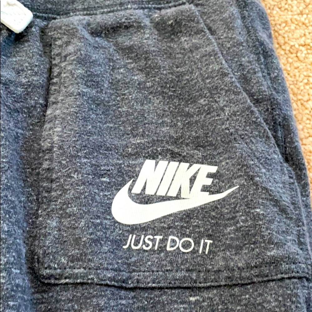 Cropped Nike sweats